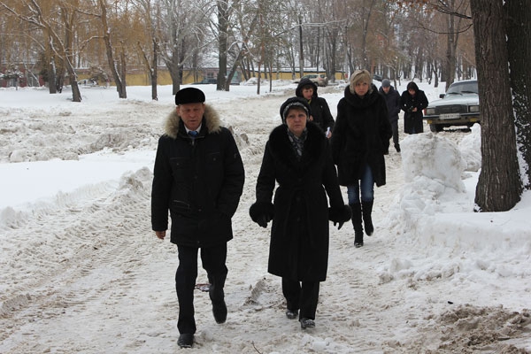 На берегу озера Банное в Энгельсе обнаружена незаконная свалка снега