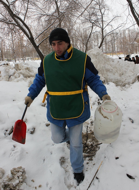 На берегу озера Банное в Энгельсе обнаружена незаконная свалка снега