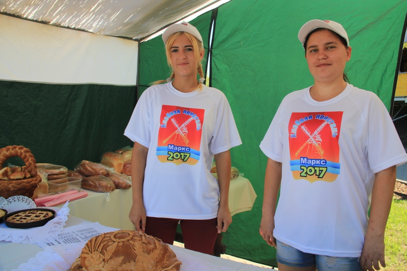 На хлебной пристани в Марксе выставили 350-килограммовый каравай