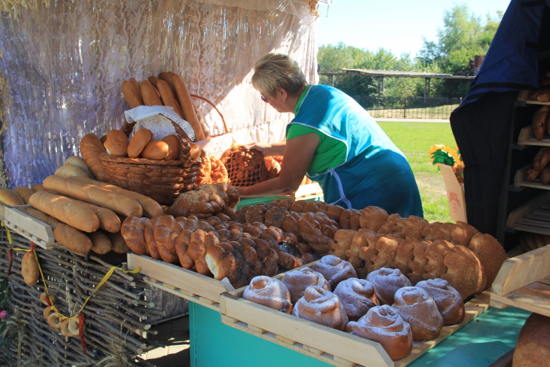 На хлебной пристани в Марксе выставили 350-килограммовый каравай