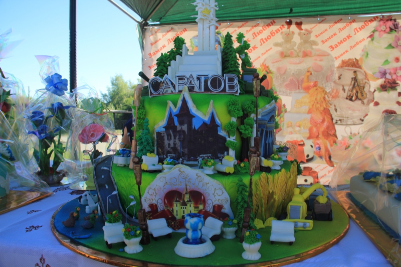 На хлебной пристани в Марксе выставили 350-килограммовый каравай