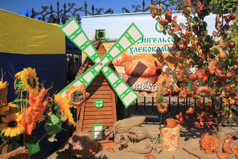 На хлебной пристани в Марксе выставили 350-килограммовый каравай