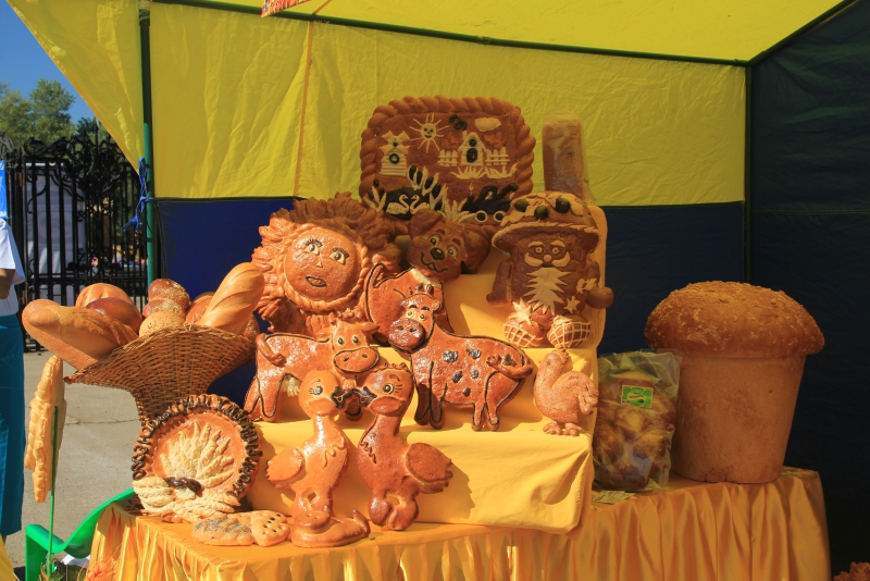 На хлебной пристани в Марксе выставили 350-килограммовый каравай