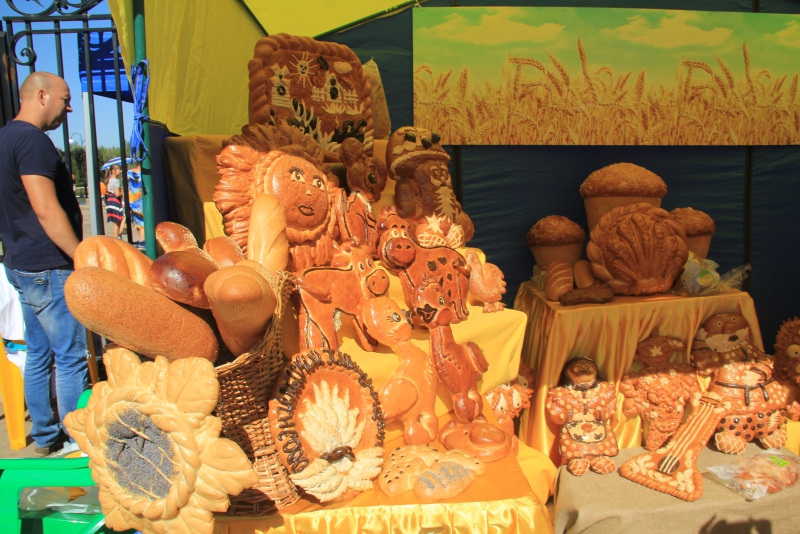 На хлебной пристани в Марксе выставили 350-килограммовый каравай