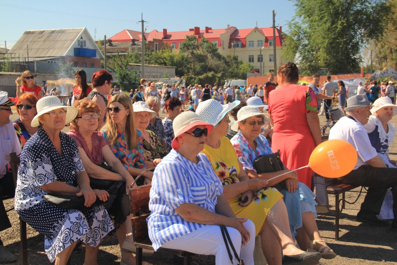 На хлебной пристани в Марксе выставили 350-килограммовый каравай