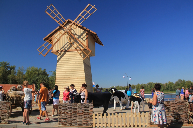 На хлебной пристани в Марксе выставили 350-килограммовый каравай