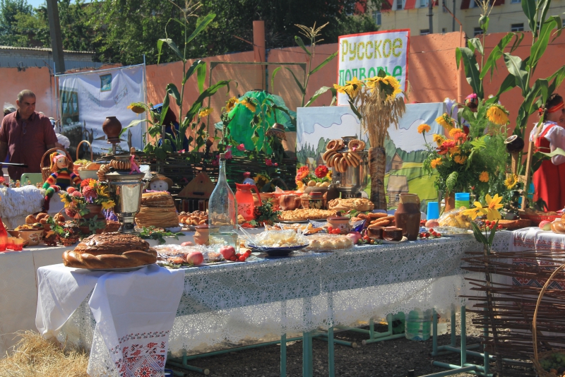 На хлебной пристани в Марксе выставили 350-килограммовый каравай