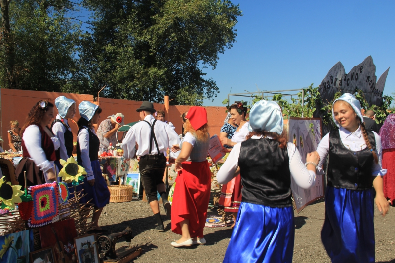 На хлебной пристани в Марксе выставили 350-килограммовый каравай