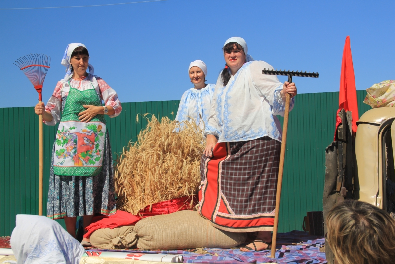 На хлебной пристани в Марксе выставили 350-килограммовый каравай