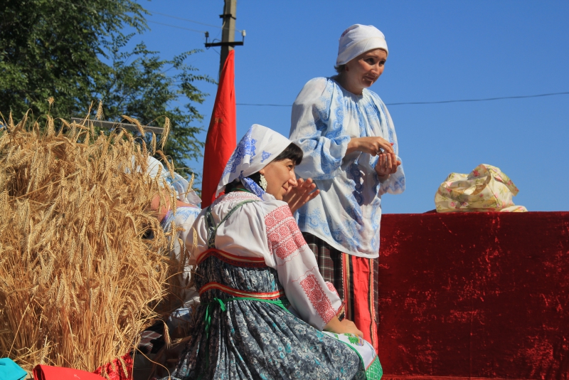 На хлебной пристани в Марксе выставили 350-килограммовый каравай