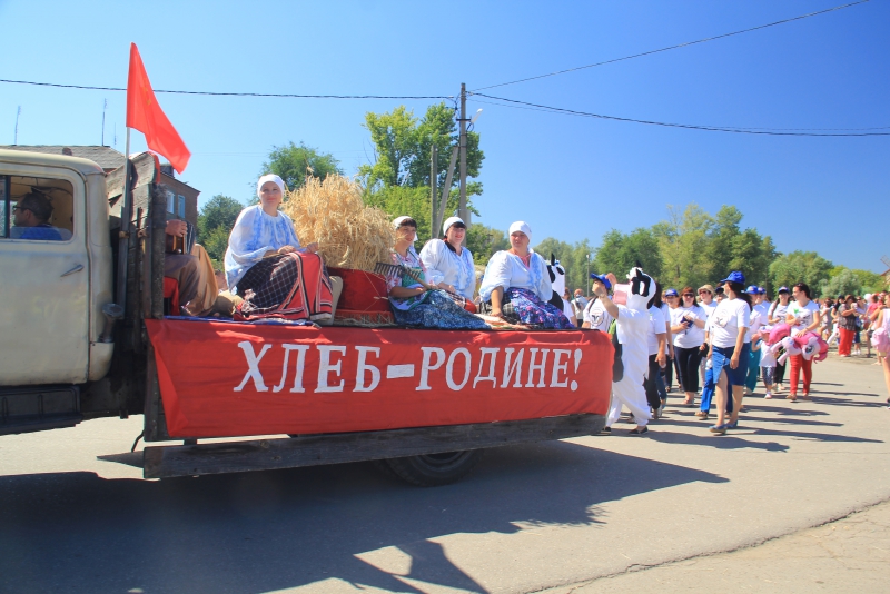 На хлебной пристани в Марксе выставили 350-килограммовый каравай