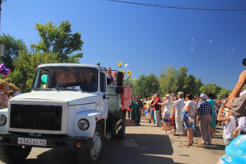 На хлебной пристани в Марксе выставили 350-килограммовый каравай