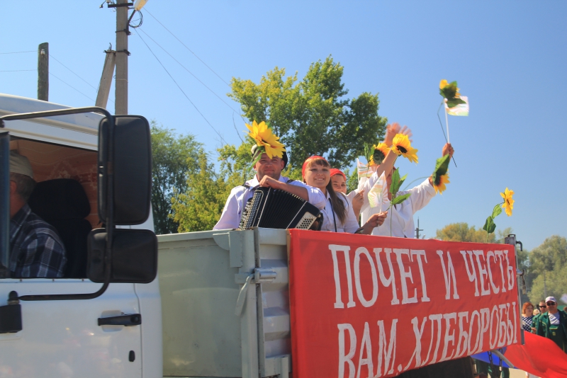 На хлебной пристани в Марксе выставили 350-килограммовый каравай
