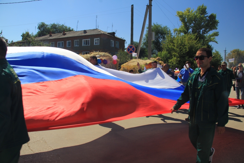 На хлебной пристани в Марксе выставили 350-килограммовый каравай