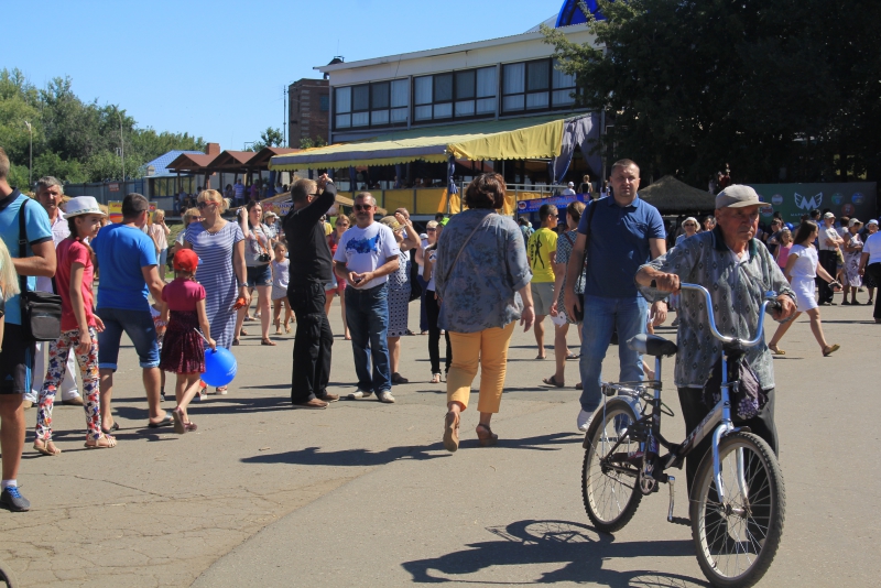На хлебной пристани в Марксе выставили 350-килограммовый каравай