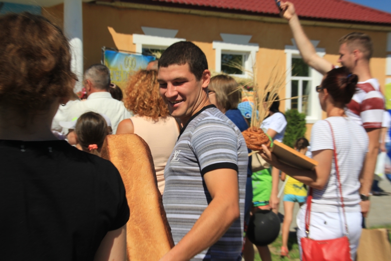 На хлебной пристани в Марксе выставили 350-килограммовый каравай