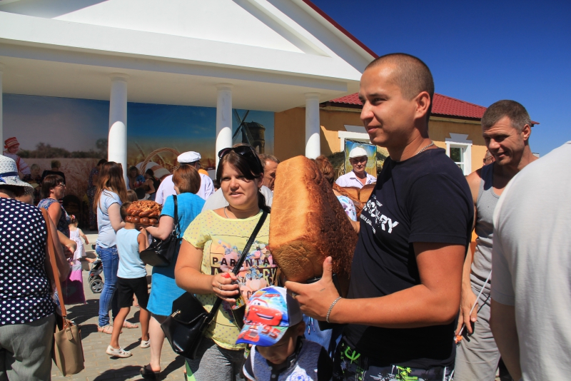 На хлебной пристани в Марксе выставили 350-килограммовый каравай