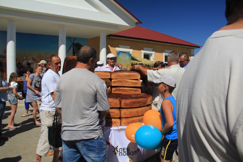 На хлебной пристани в Марксе выставили 350-килограммовый каравай