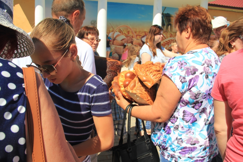 На хлебной пристани в Марксе выставили 350-килограммовый каравай
