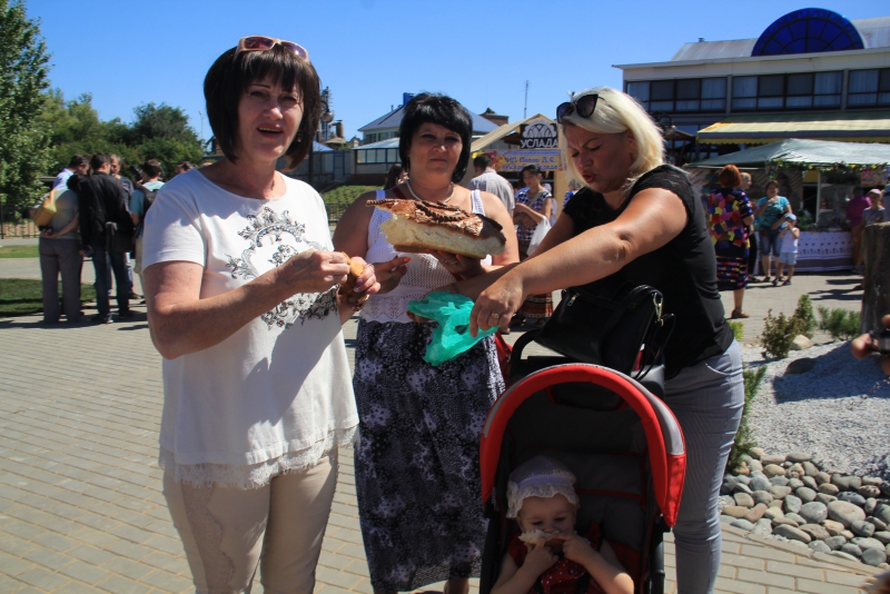 На хлебной пристани в Марксе выставили 350-килограммовый каравай