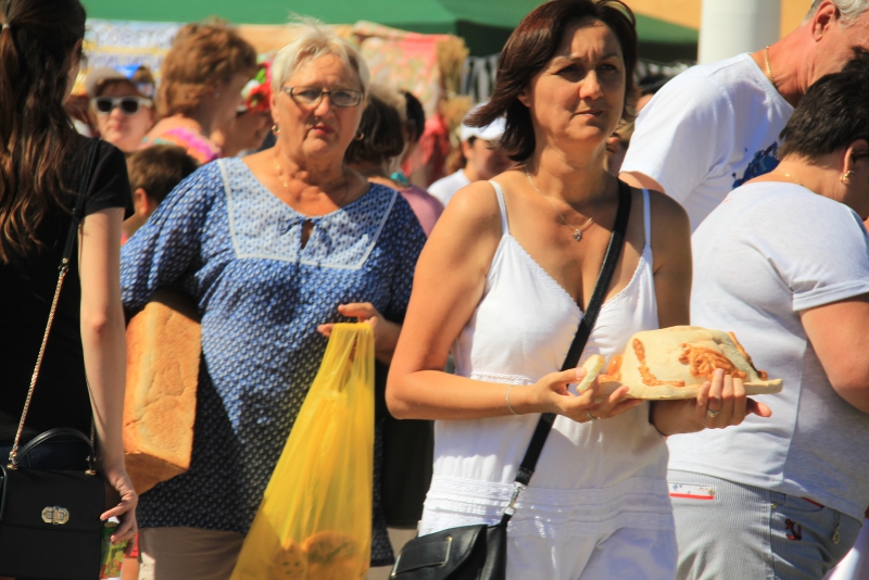 На хлебной пристани в Марксе выставили 350-килограммовый каравай