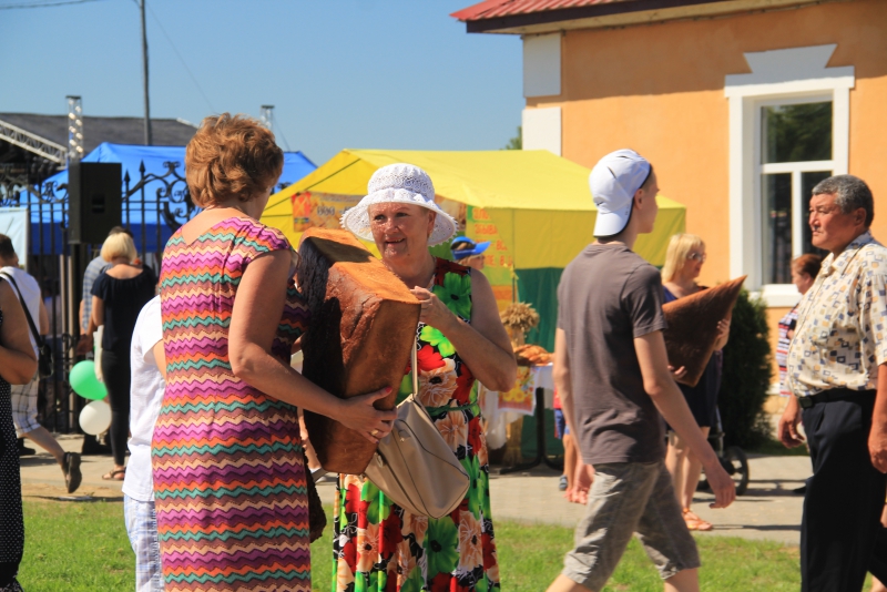 На хлебной пристани в Марксе выставили 350-килограммовый каравай