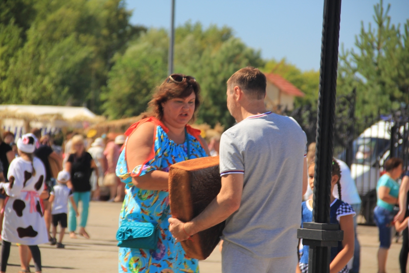 На хлебной пристани в Марксе выставили 350-килограммовый каравай