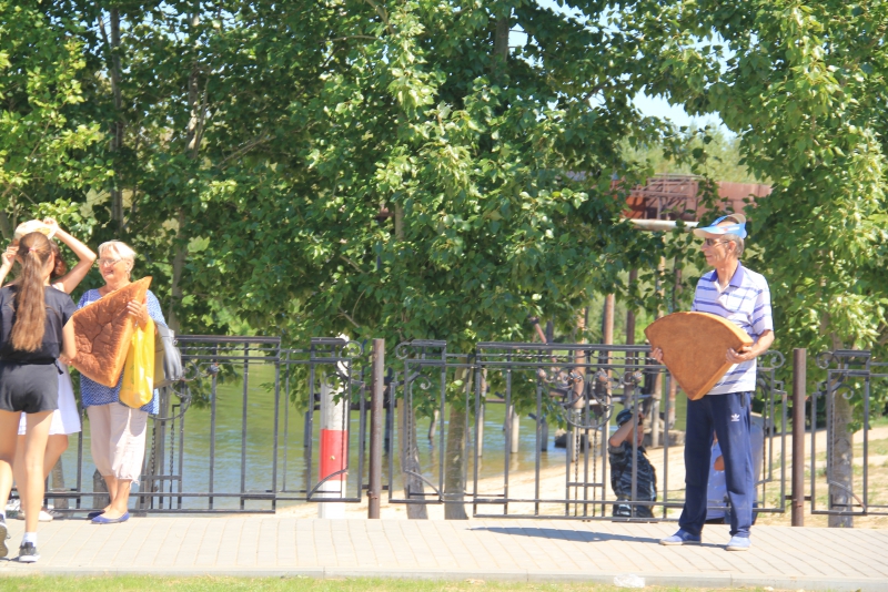 На хлебной пристани в Марксе выставили 350-килограммовый каравай