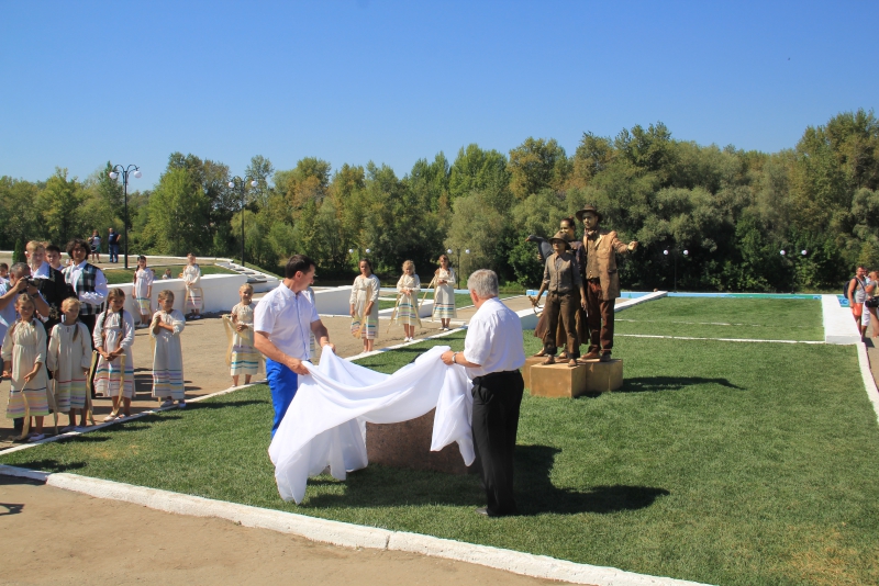 На хлебной пристани в Марксе выставили 350-килограммовый каравай