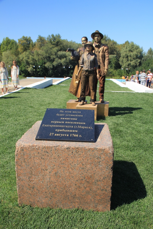 На хлебной пристани в Марксе выставили 350-килограммовый каравай