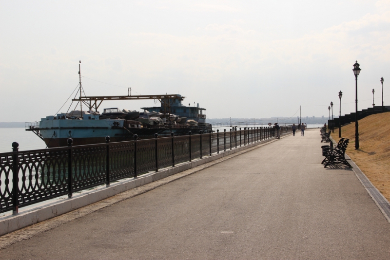 На набережной Саратова образовалось болото с голубыми пятнами