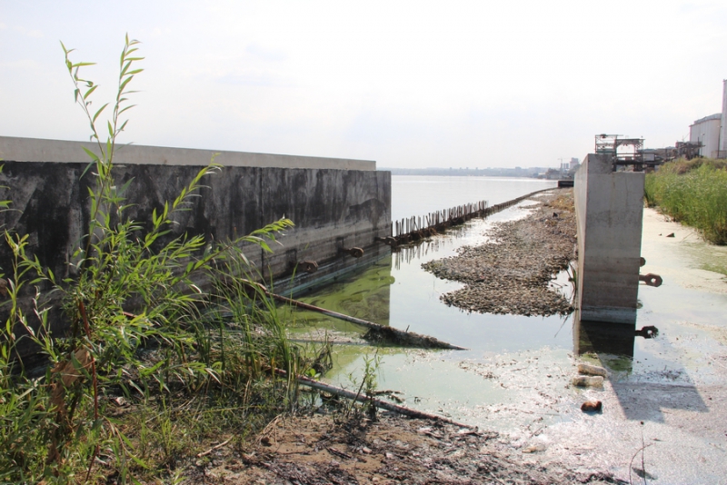 На набережной Саратова образовалось болото с голубыми пятнами