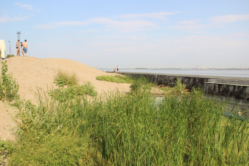 На набережной Саратова образовалось болото с голубыми пятнами