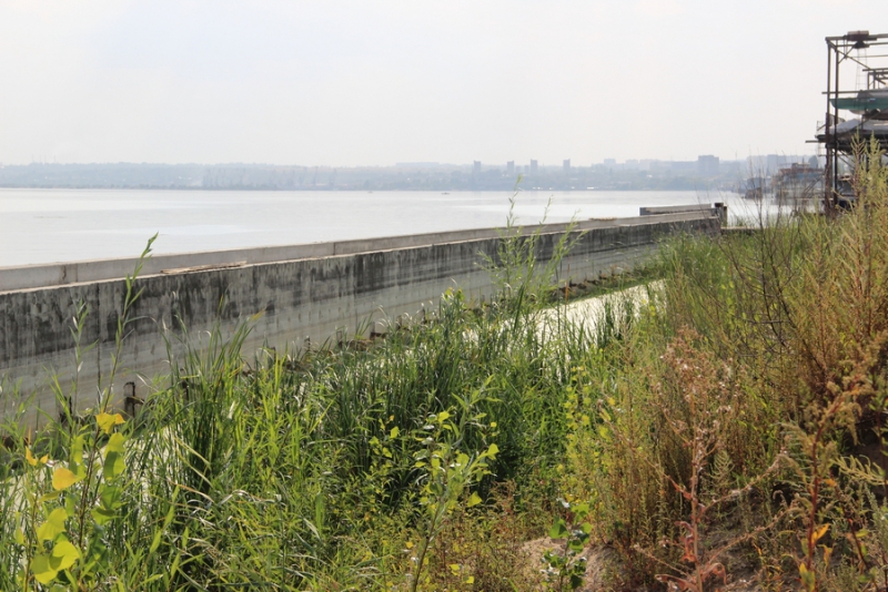 На набережной Саратова образовалось болото с голубыми пятнами