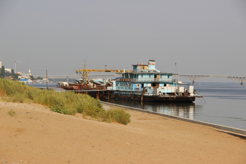 На набережной Саратова образовалось болото с голубыми пятнами