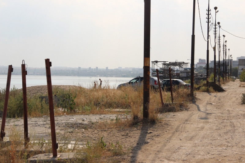 На набережной Саратова образовалось болото с голубыми пятнами