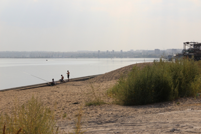 На набережной Саратова образовалось болото с голубыми пятнами
