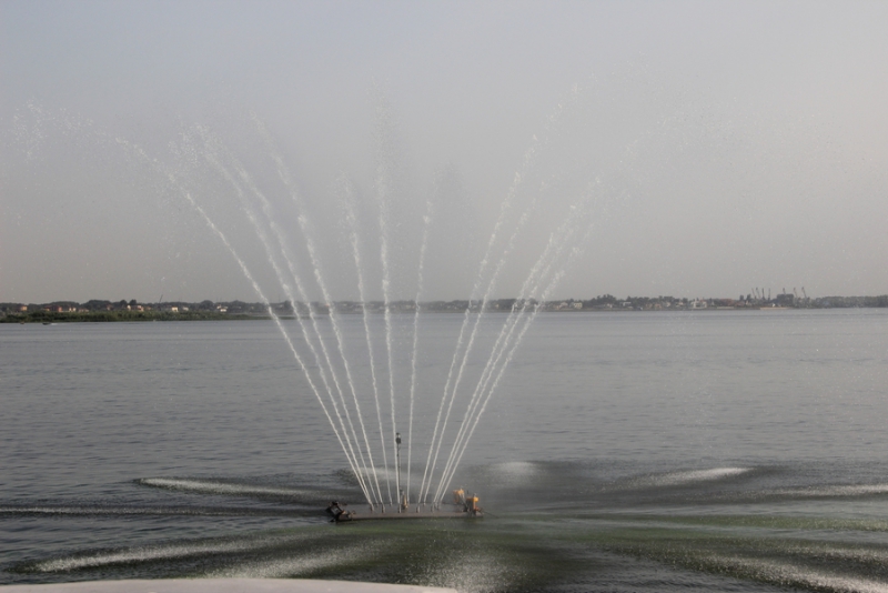 На набережной Саратова образовалось болото с голубыми пятнами