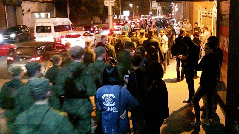 В Саратове после неизвестных звонков эвакуировали студентов