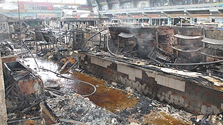 Сгорел Сенной рынок. Пожарные обследуют завалы