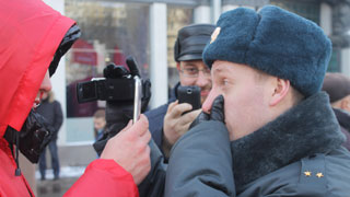Саратовские коммунисты отбивались от полицейских с видеокамерами