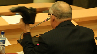 Депутат показал ботинок чиновникам на заседании гордумы