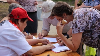В Саратове коммунисты начали сбор подписей против пенсионной реформы и правительства Медведева В Саратове коммунисты начали сбор подписей против пенсионной реформы и правительства Медведева