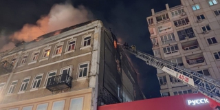 Здание бывшей гостиницы «Россия» после пожара обнесут забором Здание бывшей гостиницы «Россия» после пожара обнесут забором