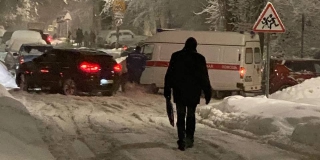 Саратовцы пишут Бусаргину о застрявших в снегу машинах скорой помощи и невозможности добраться до школ