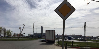 В Саратове на шести участках установили знаки «Главная дорога» В Саратове на шести участках установили знаки «Главная дорога»