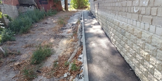 Во дворах по Большой Садовой ждут отсыпку грунтом Во дворах по Большой Садовой ждут отсыпку грунтом