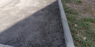 По периметру отремонтированного двора разрушается асфальт По периметру отремонтированного двора разрушается асфальт