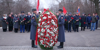 В Саратове в День неизвестного солдата почтили память павших воинов В Саратове в День неизвестного солдата почтили память павших воинов