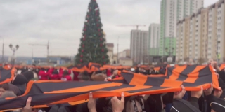 На Бульваре Героев Отечества развернули 60‑метровый символ памяти и мужества На Бульваре Героев Отечества развернули 60‑метровый символ памяти и мужества